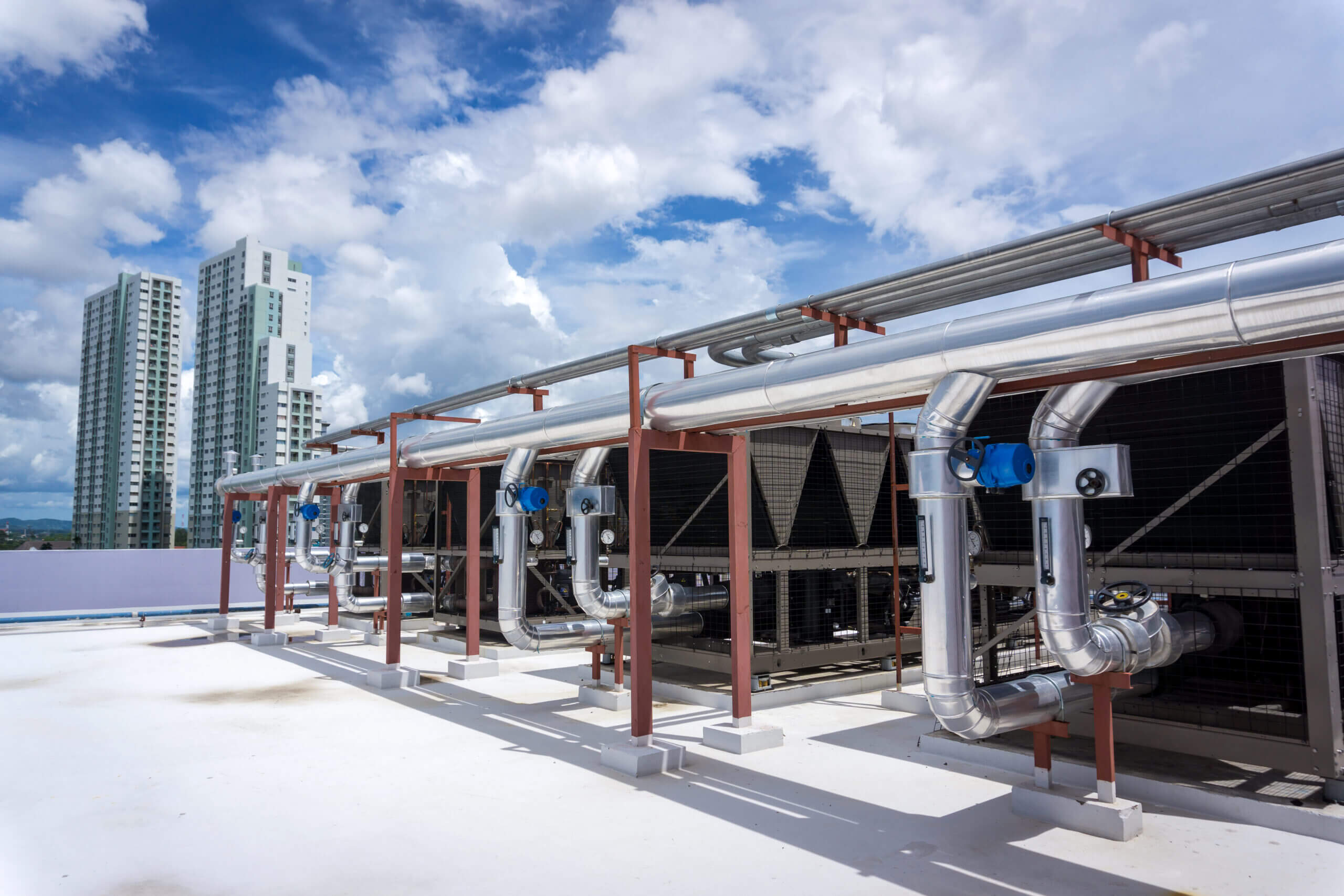 Industrial rooftop chiller system with insulated pipes for energy-efficient cooling in urban buildings